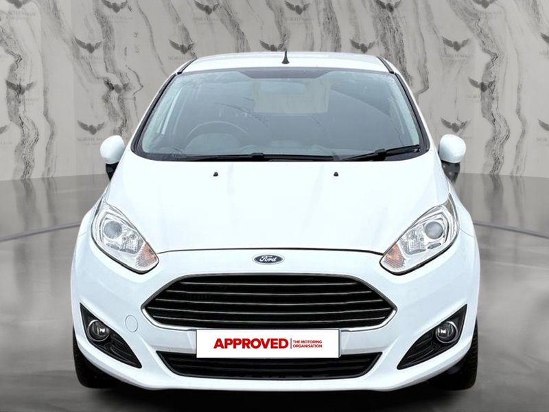 2015 Ford Fiesta in white — photo 4 of 21