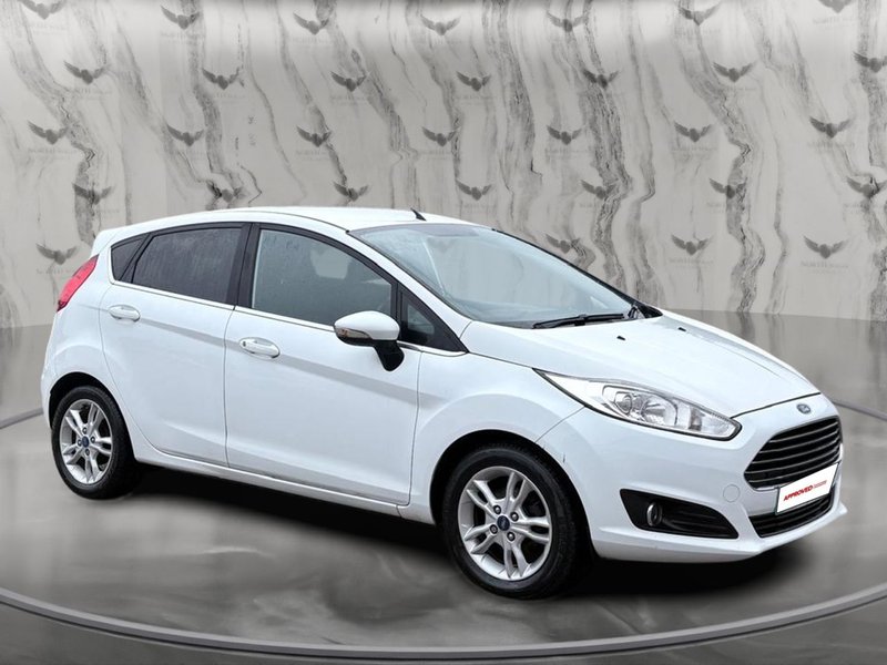 2015 Ford Fiesta in white — photo 6 of 21