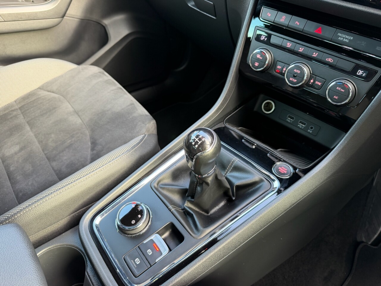 2019 SEAT ATECA 1.6 TDI XCELLENCE SUV 5dr Diesel Manual Euro 6 (s/s) (115 ps) - vehicle photo 3 for sale on PureCar