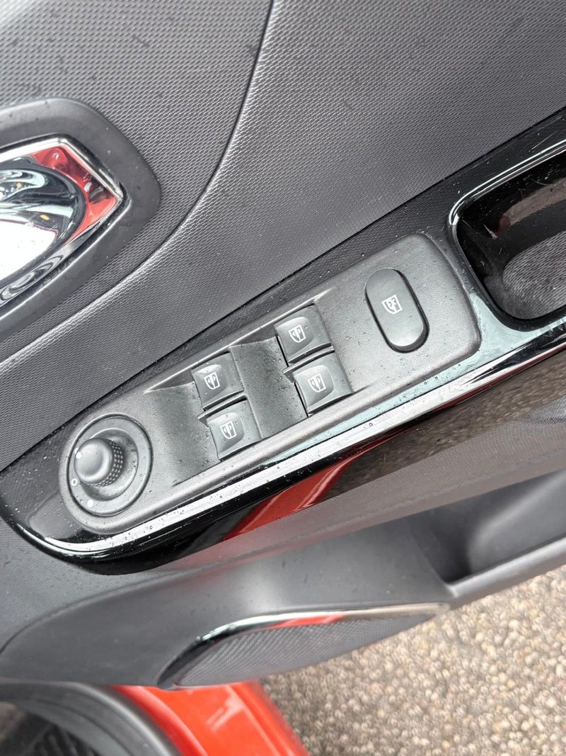 2015 Renault Captur in orange — photo 14 of 21