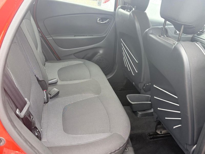 2015 Renault Captur in orange — photo 16 of 21