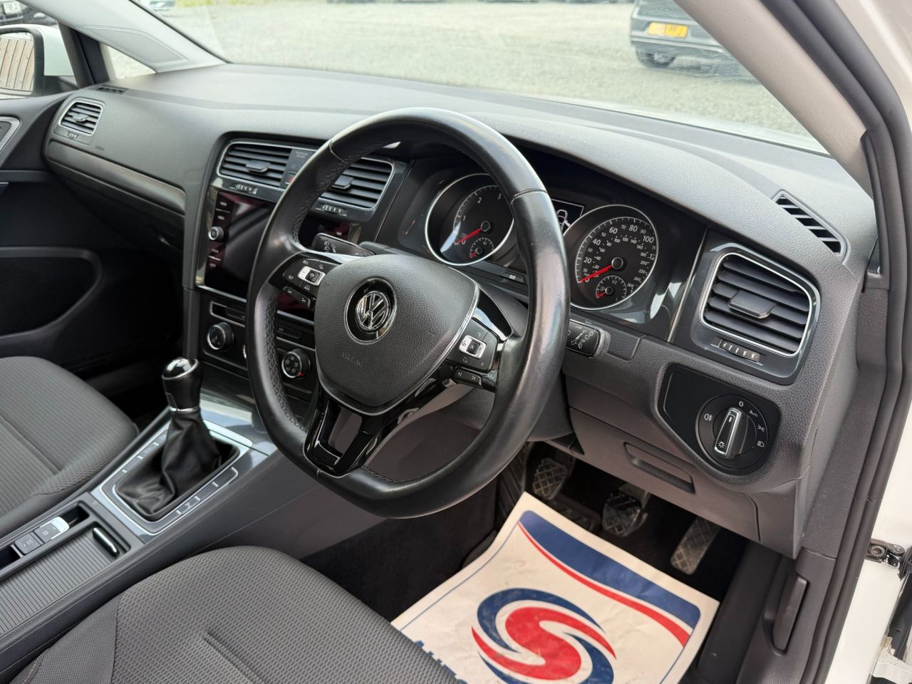 2017 VOLKSWAGEN GOLF 1.6 TDI BlueMotion Tech SE Nav Hatchback 5dr Diesel Manual Euro 6 (s/s) (11 - vehicle photo 9 for sale on PureCar