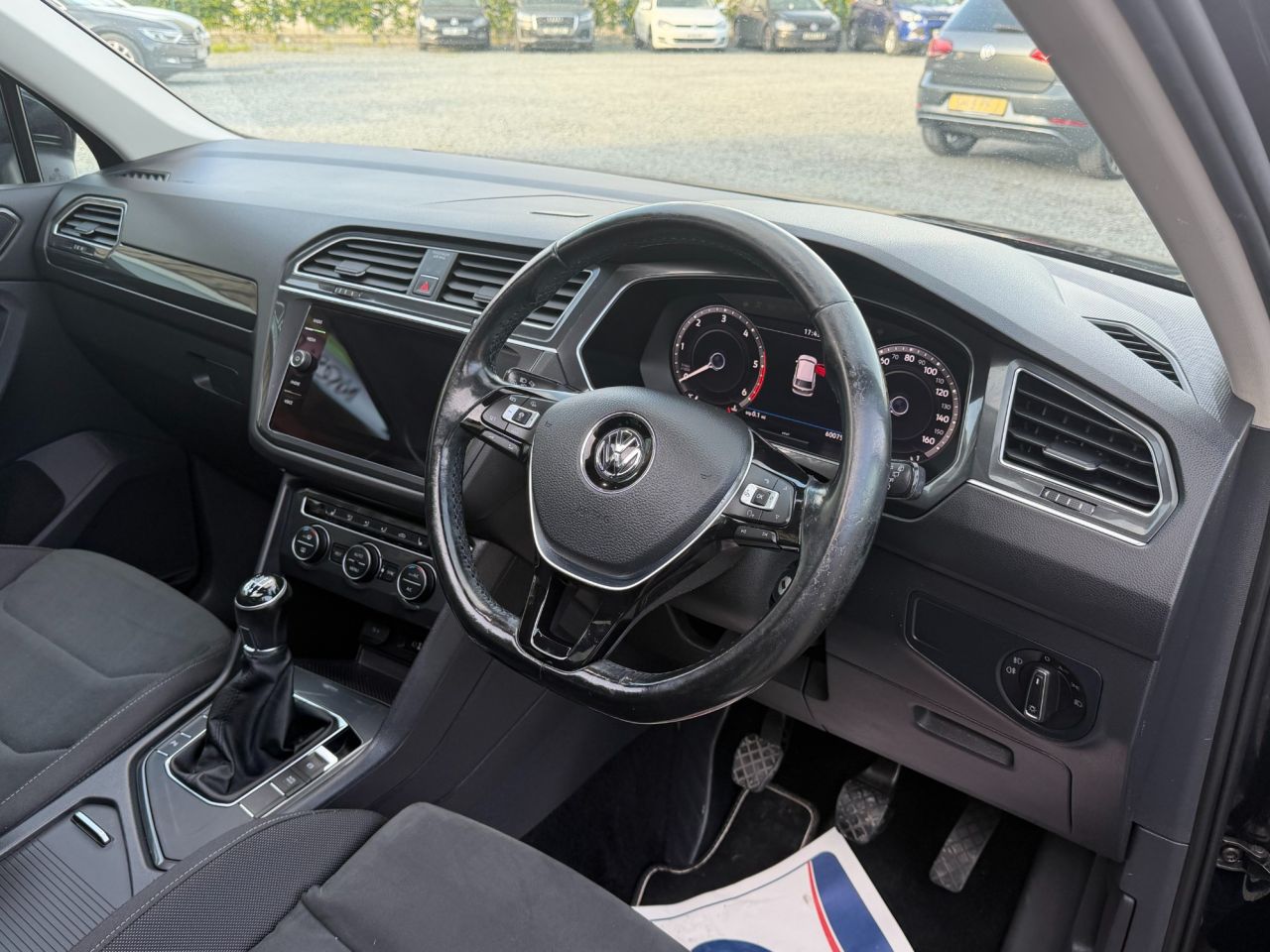 2017 VOLKSWAGEN TIGUAN 2.0 TDI BlueMotion Tech SEL SUV 5dr Diesel Manual Euro 6 (s/s) (150 ps) - vehicle photo 9 for sale on PureCar