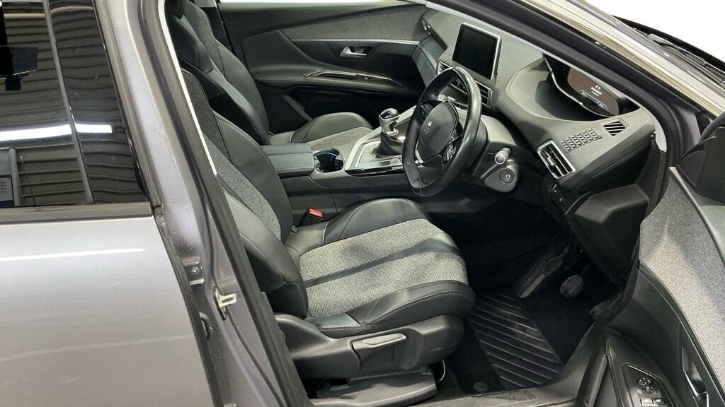 2019 Peugeot 3008 — image 7