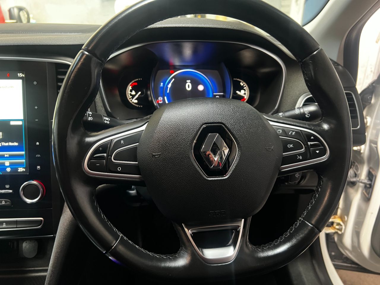 2017 RENAULT MEGANE 1.5 dCi Signature Nav Hatchback 5dr Diesel Manual Euro 6 (s/s) (110 ps) - vehicle photo 15 for sale on PureCar