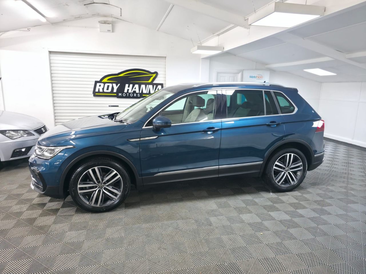 2023 VOLKSWAGEN TIGUAN 2.0 TDI Elegance SUV 5dr Diesel DSG Euro 6 (s/s) (150 ps) Panoramic Sunroof - vehicle photo 3 for sale on PureCar