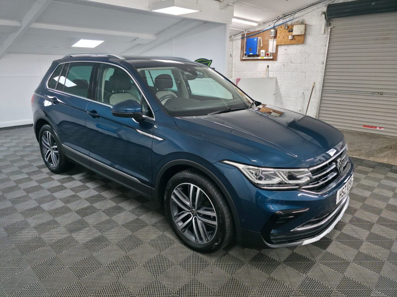 2023 VOLKSWAGEN TIGUAN 2.0 TDI Elegance SUV 5dr Diesel DSG Euro 6 (s/s) (150 ps) Panoramic Sunroof - vehicle photo 8 for sale on PureCar