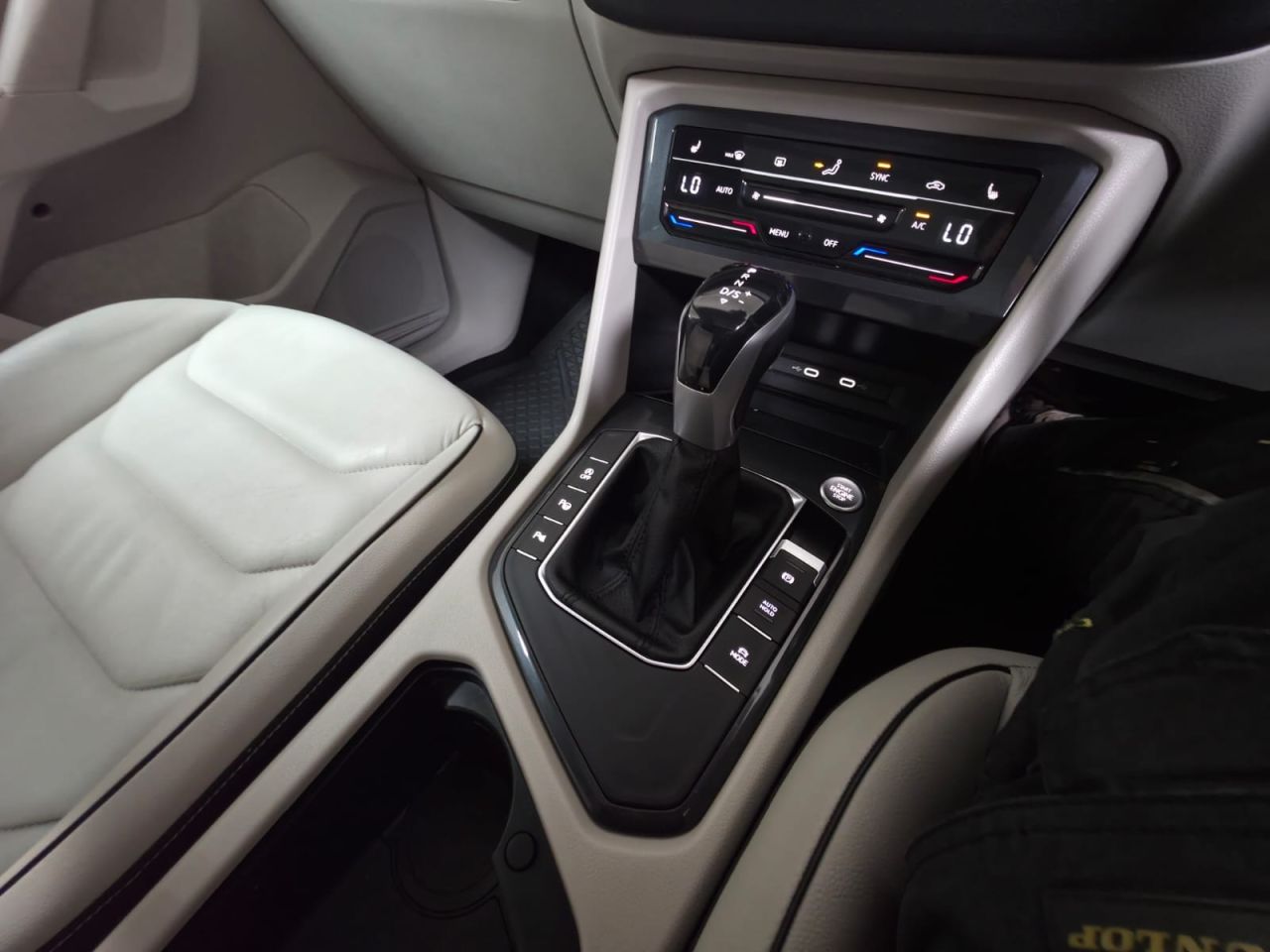 2023 VOLKSWAGEN TIGUAN 2.0 TDI Elegance SUV 5dr Diesel DSG Euro 6 (s/s) (150 ps) Panoramic Sunroof - vehicle photo 26 for sale on PureCar