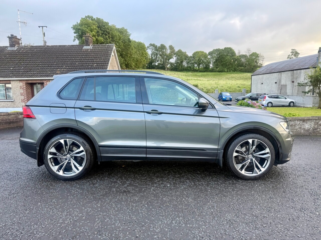 2019 VOLKSWAGEN TIGUAN 2.0 TDI SE Navigation Diesel 150BHP (LOW MILES 39K) - vehicle photo 2 for sale on PureCar