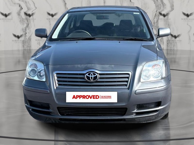 2004 Toyota Avensis in silver — photo 2 of 21