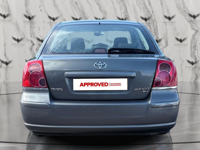 2004 Toyota Avensis in silver — photo 7 of 21