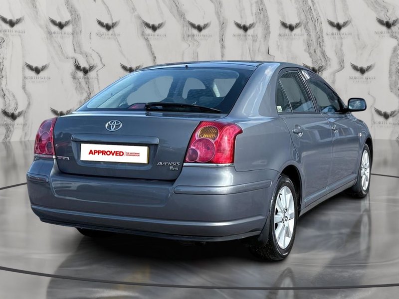 2004 Toyota Avensis in silver — photo 8 of 21
