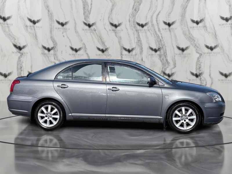2004 Toyota Avensis in silver — photo 10 of 21
