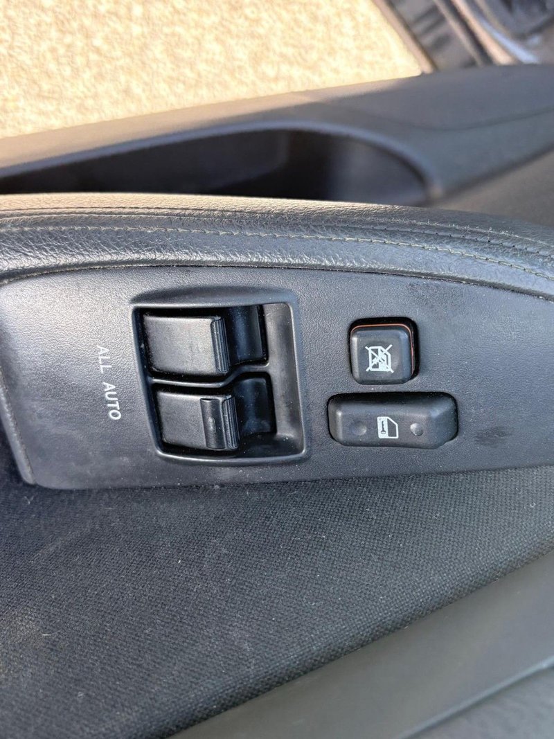 2004 Toyota Avensis in silver — photo 13 of 21