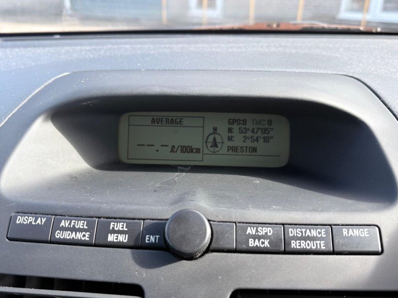2004 Toyota Avensis in silver — photo 14 of 21