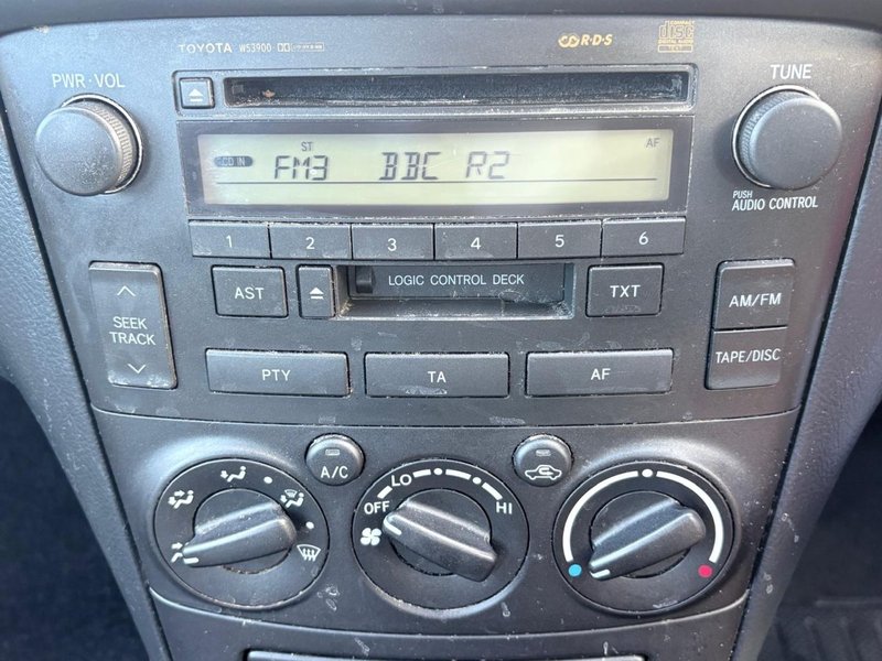 2004 Toyota Avensis in silver — photo 15 of 21