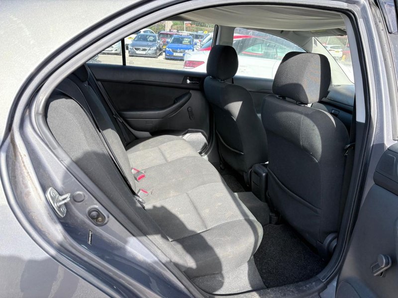 2004 Toyota Avensis in silver — photo 17 of 21