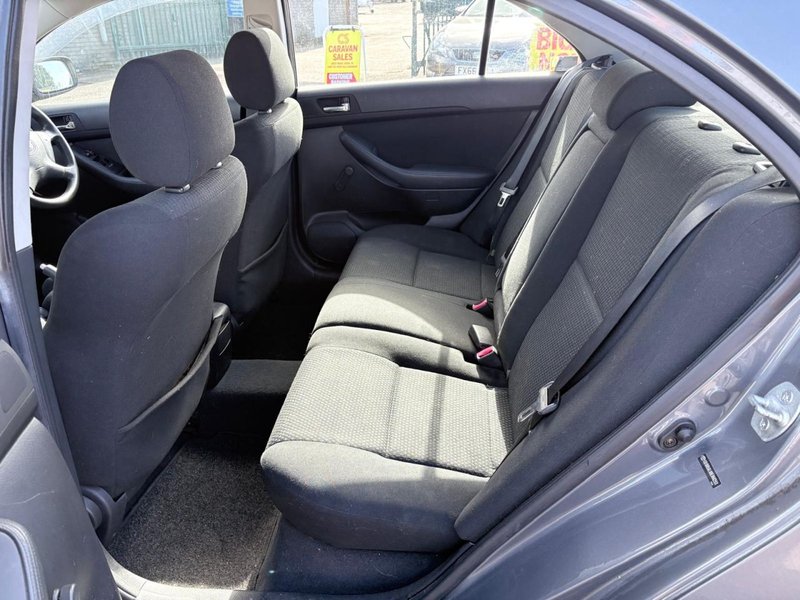 2004 Toyota Avensis in silver — photo 18 of 21