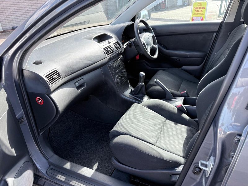 2004 Toyota Avensis in silver — photo 19 of 21