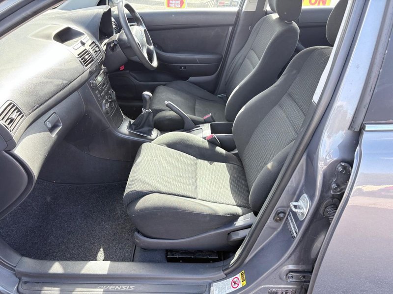 2004 Toyota Avensis in silver — photo 20 of 21