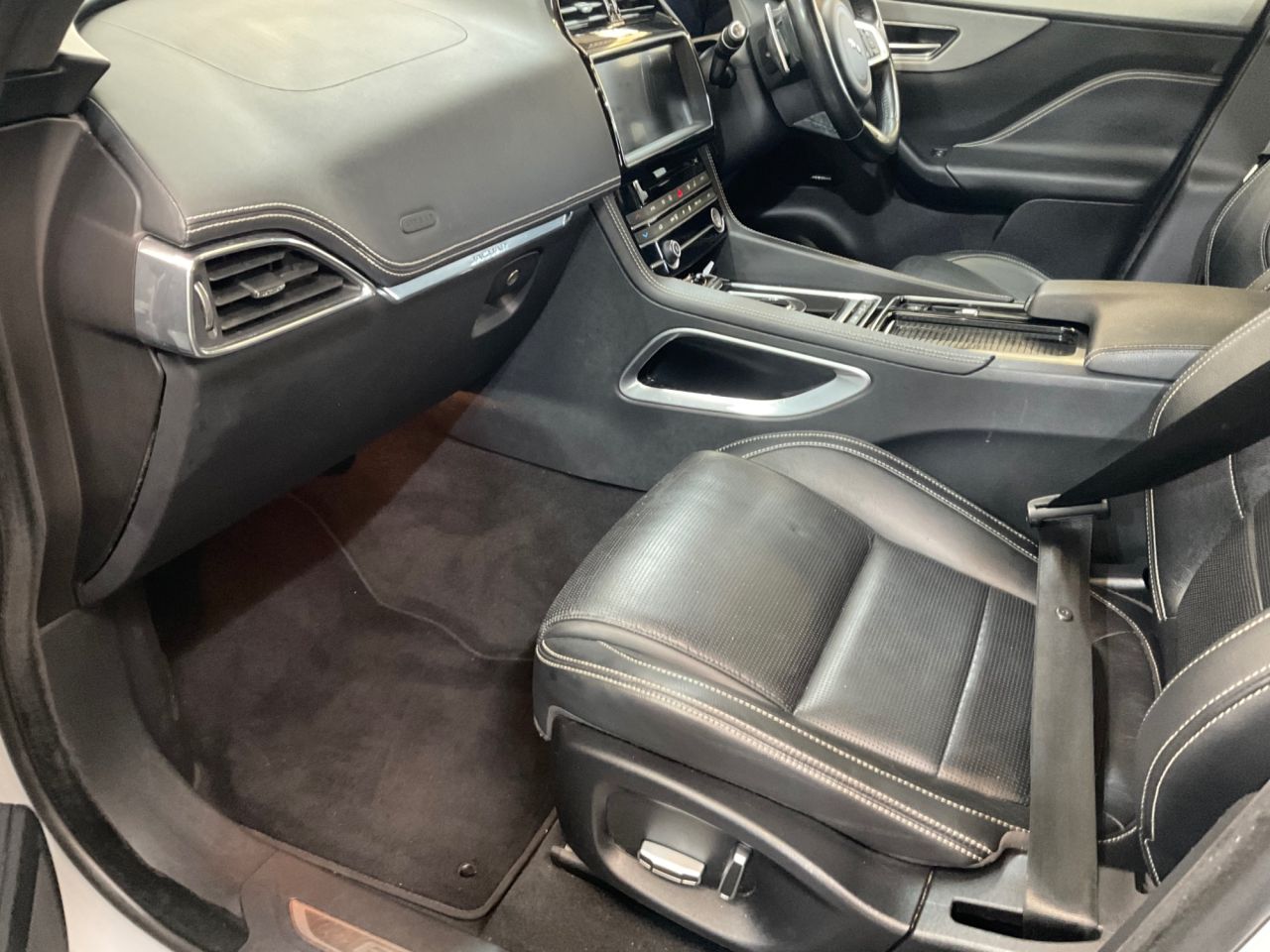 2020 JAGUAR F-PACE 2.0 D180 Chequered Flag SUV 5dr Diesel Auto AWD Euro 6 (s/s) (180 ps) - vehicle photo 13 for sale on PureCar