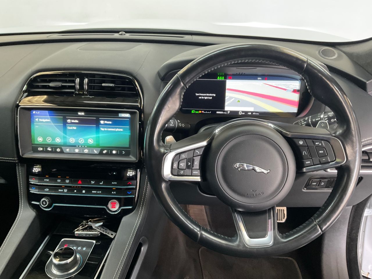 2020 JAGUAR F-PACE 2.0 D180 Chequered Flag SUV 5dr Diesel Auto AWD Euro 6 (s/s) (180 ps) - vehicle photo 17 for sale on PureCar