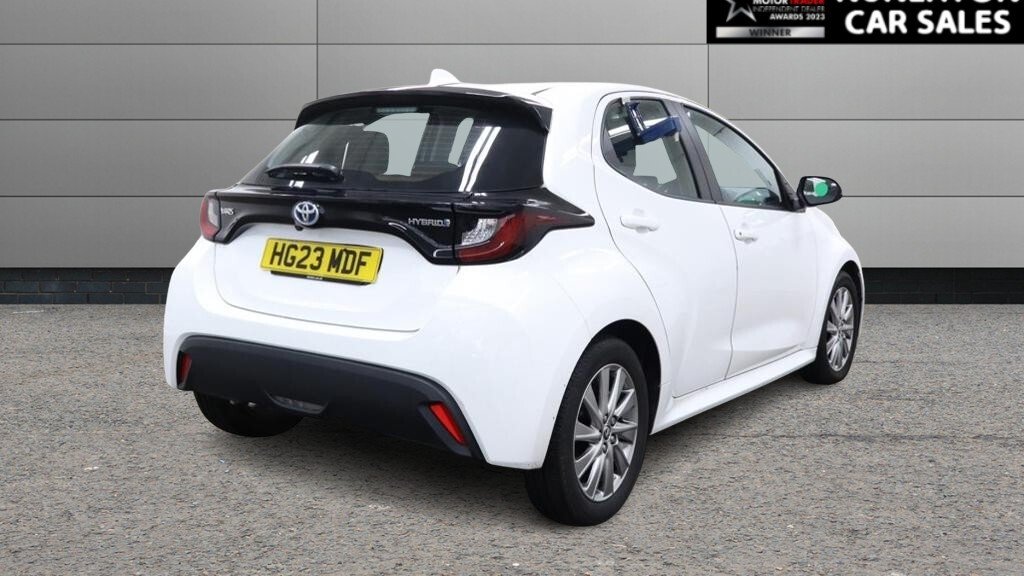 2023 Toyota Yaris — image 2