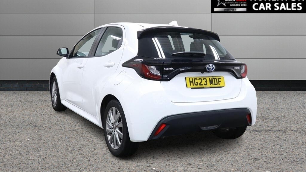 2023 Toyota Yaris — image 3
