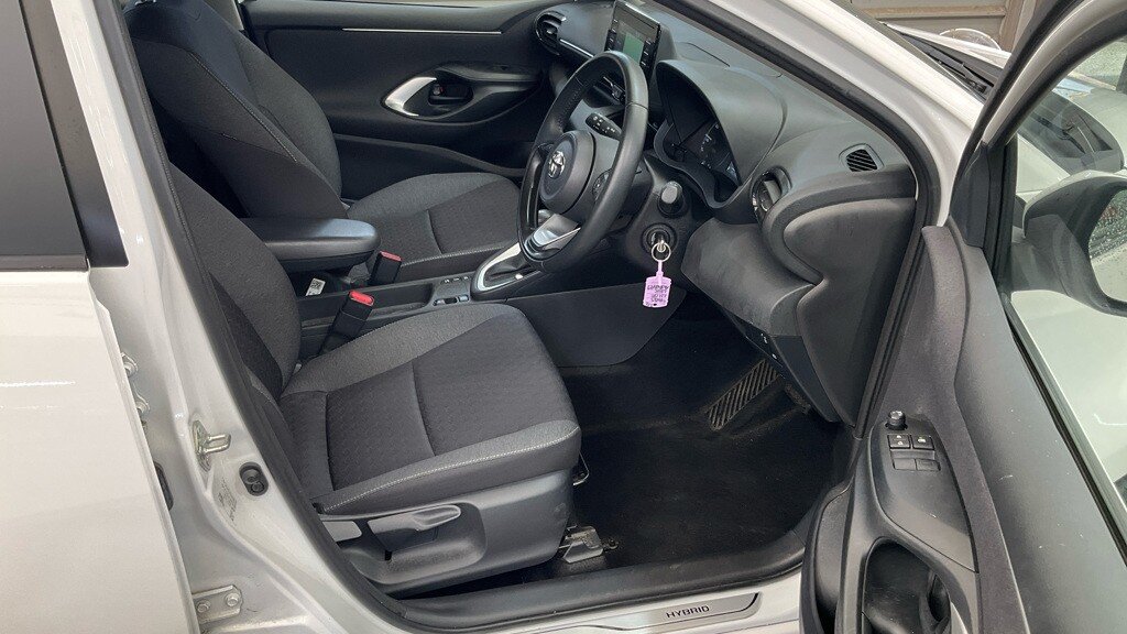 2023 Toyota Yaris — image 7