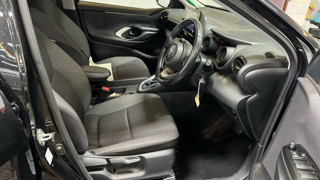 2023 Toyota Yaris — image 8
