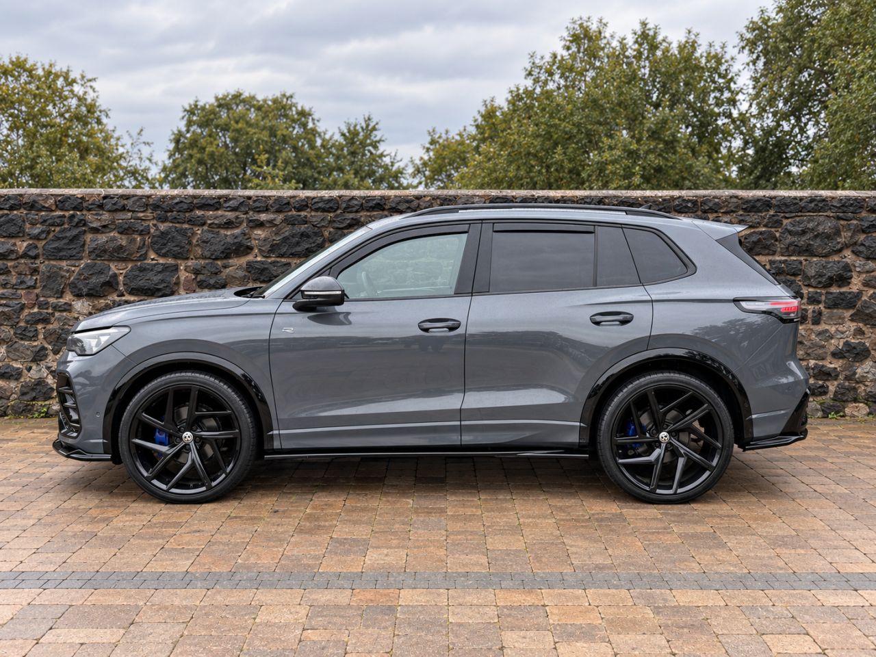 2024 VOLKSWAGEN TIGUAN 1.5 eTSI MHEV R-Line SUV 5dr Petrol Hybrid DSG Euro 6 (s/s) (150 ps) - vehicle photo 3 for sale on PureCar