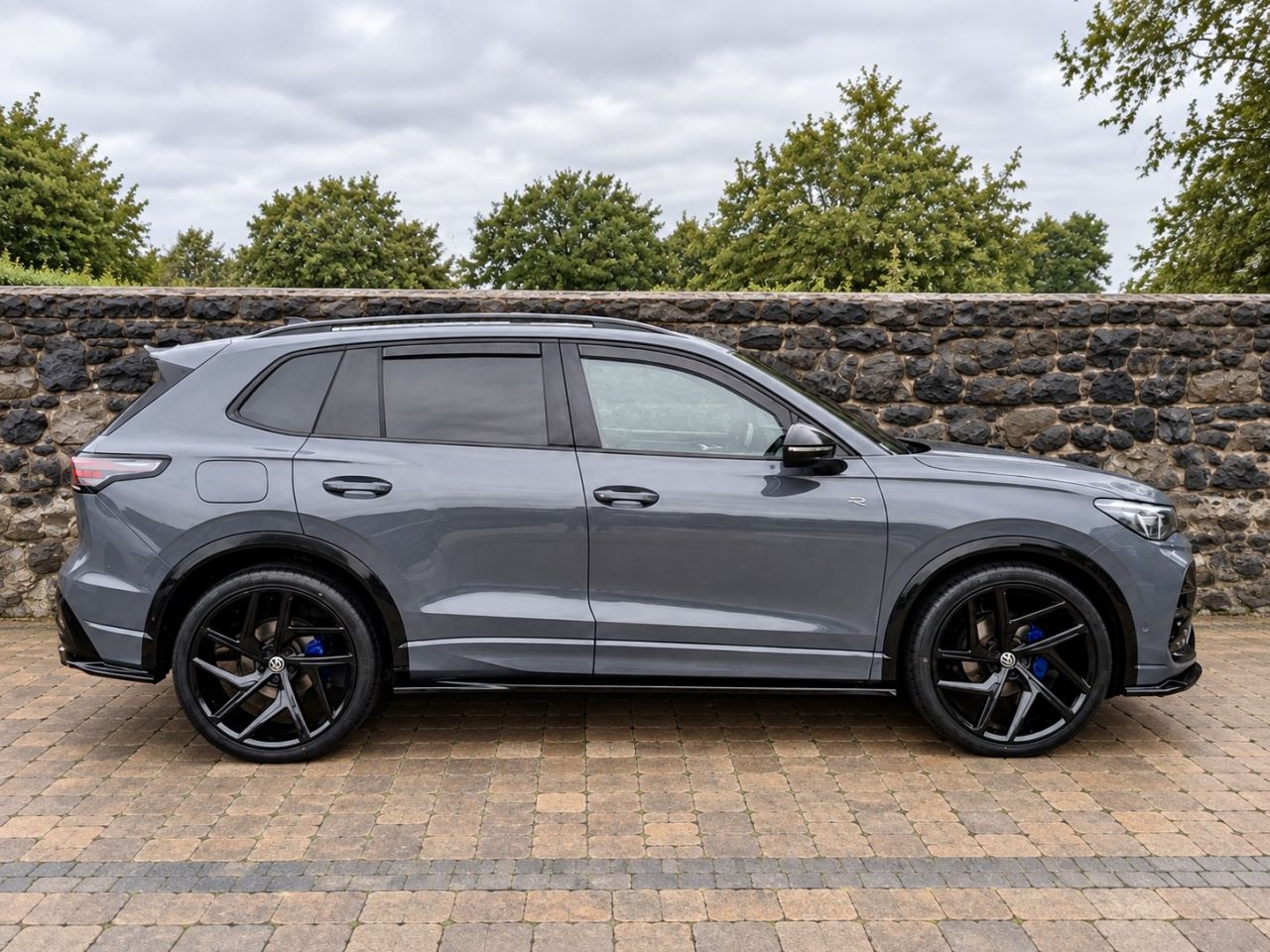 2024 VOLKSWAGEN TIGUAN 1.5 eTSI MHEV R-Line SUV 5dr Petrol Hybrid DSG Euro 6 (s/s) (150 ps) - vehicle photo 6 for sale on PureCar
