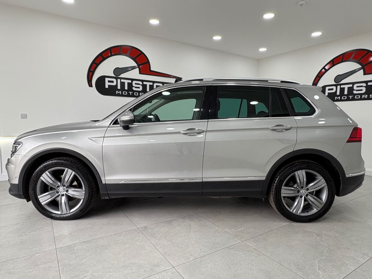 2019 VOLKSWAGEN TIGUAN 2.0 TDI SEL SUV 5dr Diesel DSG 4Motion Euro 6 (s/s) (150 ps) - vehicle photo 5 for sale on PureCar