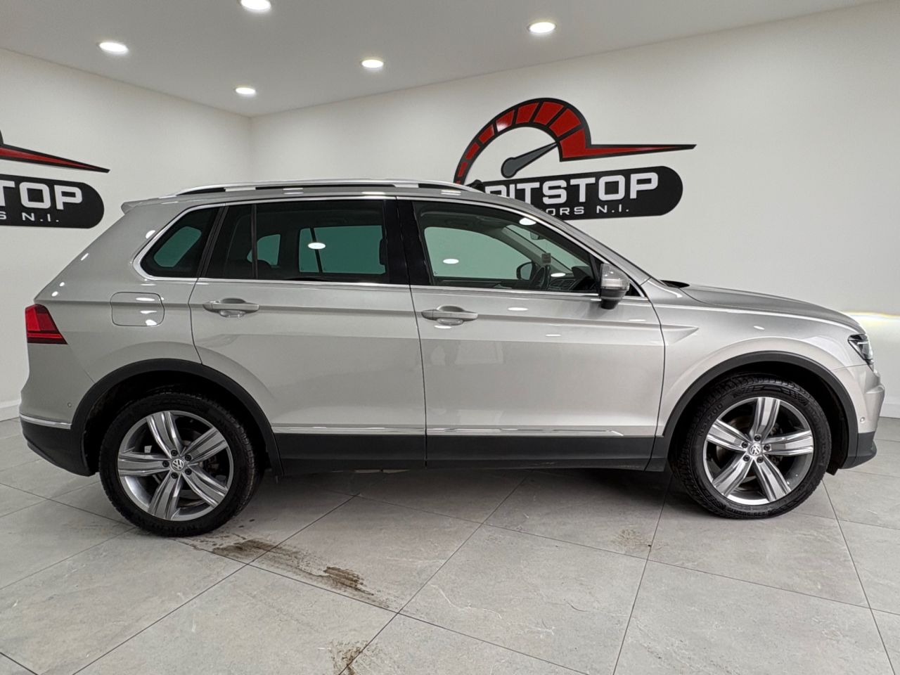 2019 VOLKSWAGEN TIGUAN 2.0 TDI SEL SUV 5dr Diesel DSG 4Motion Euro 6 (s/s) (150 ps) - vehicle photo 6 for sale on PureCar