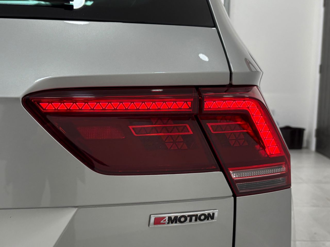 2019 VOLKSWAGEN TIGUAN 2.0 TDI SEL SUV 5dr Diesel DSG 4Motion Euro 6 (s/s) (150 ps) - vehicle photo 14 for sale on PureCar