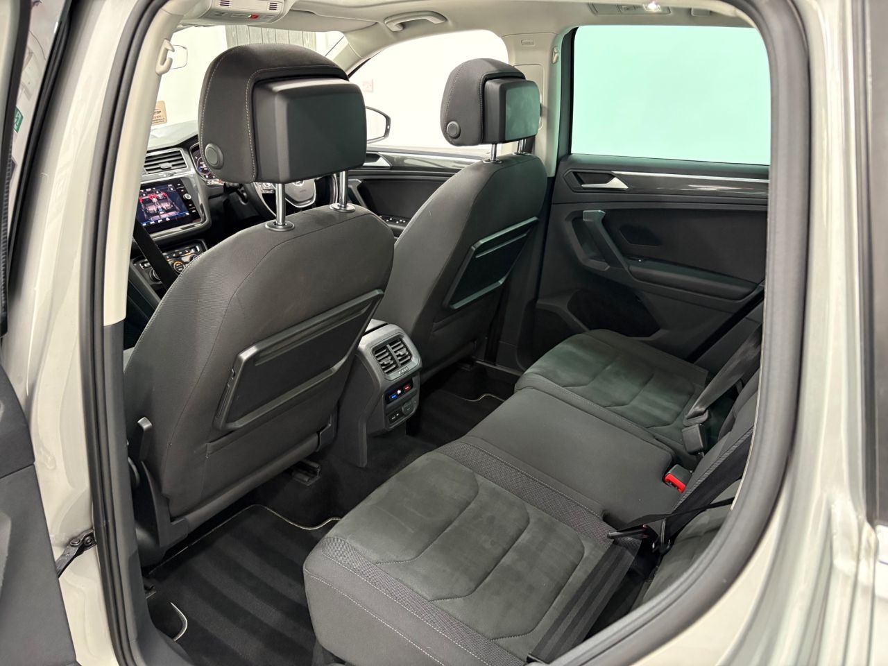 2019 VOLKSWAGEN TIGUAN 2.0 TDI SEL SUV 5dr Diesel DSG 4Motion Euro 6 (s/s) (150 ps) - vehicle photo 54 for sale on PureCar