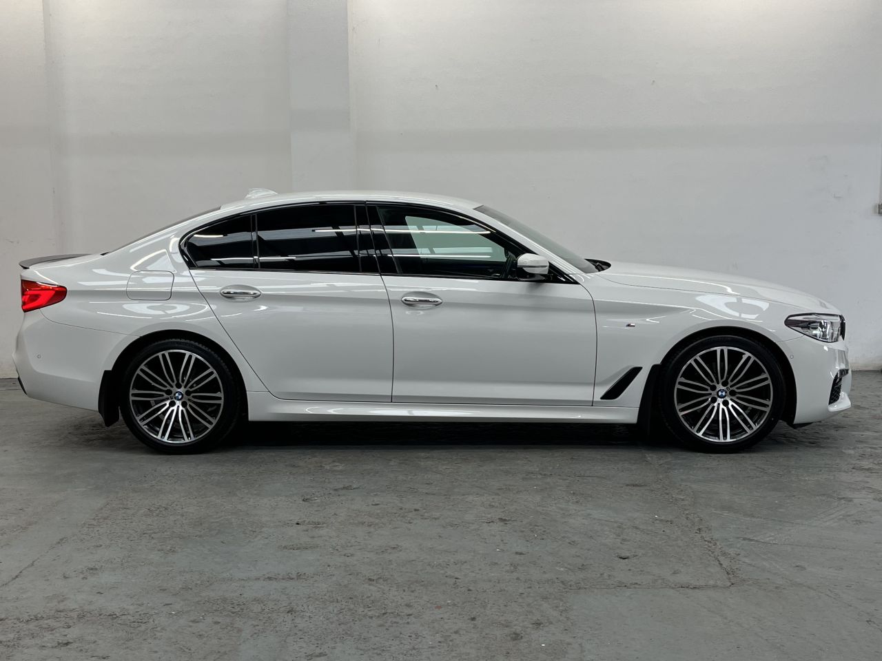 2019 BMW 5 SERIES 2.0 520d M Sport Saloon 4dr Diesel Auto Euro 6 (s/s) (190 ps) - vehicle photo 3 for sale on PureCar