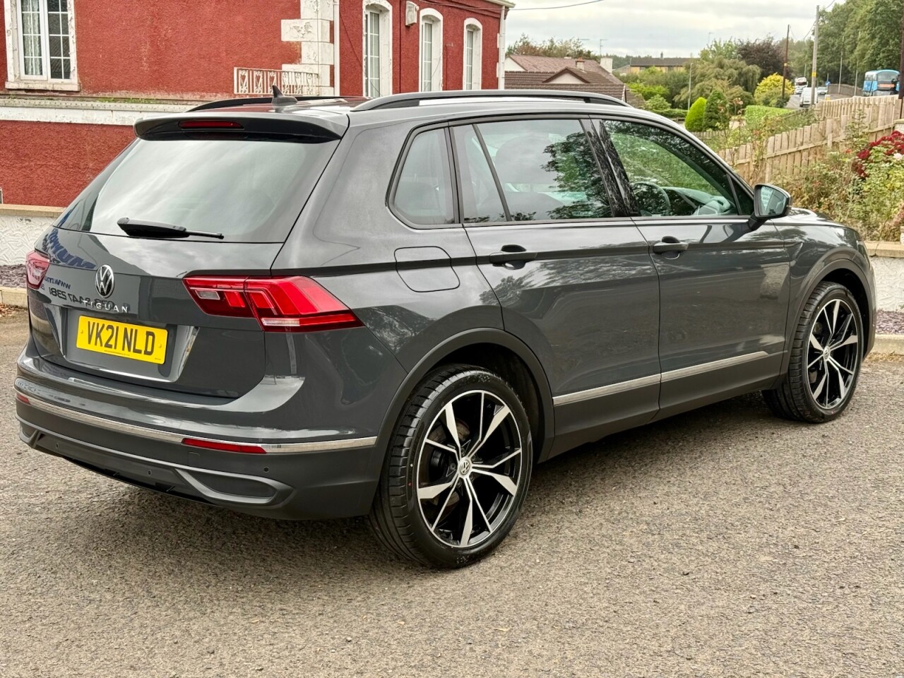 2021 VOLKSWAGEN TIGUAN 2.0 TDI Life SUV 5dr Diesel DSG Euro 6 (s/s) (150 ps) - vehicle photo 3 for sale on PureCar