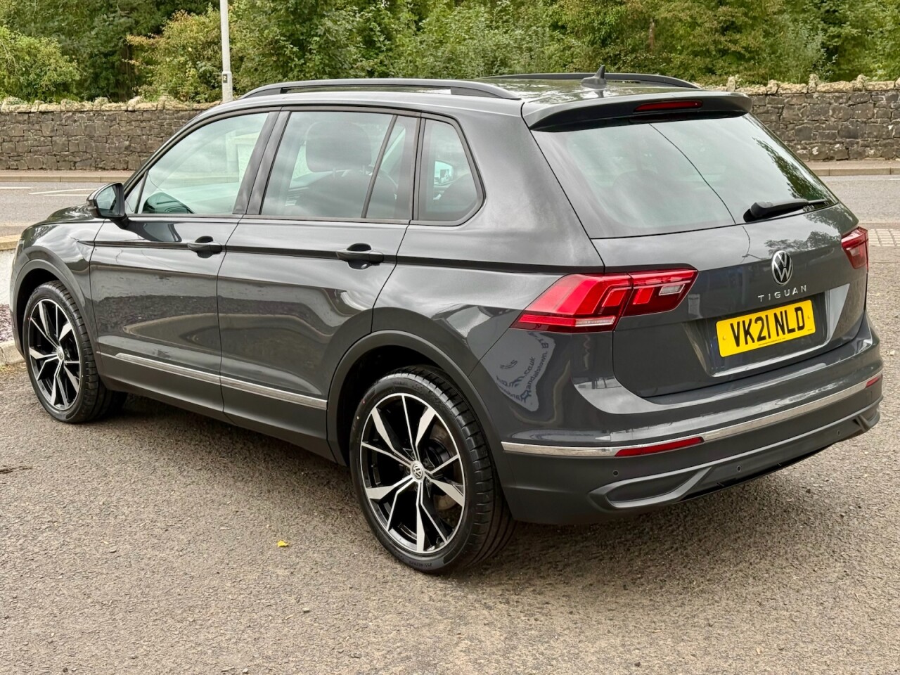 2021 VOLKSWAGEN TIGUAN 2.0 TDI Life SUV 5dr Diesel DSG Euro 6 (s/s) (150 ps) - vehicle photo 4 for sale on PureCar