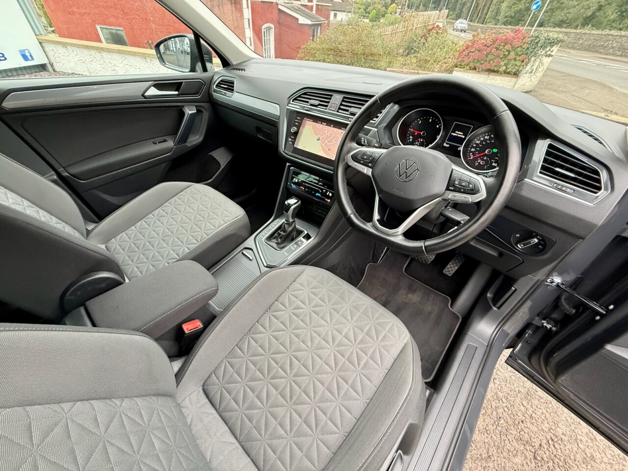 2021 VOLKSWAGEN TIGUAN 2.0 TDI Life SUV 5dr Diesel DSG Euro 6 (s/s) (150 ps) - vehicle photo 8 for sale on PureCar