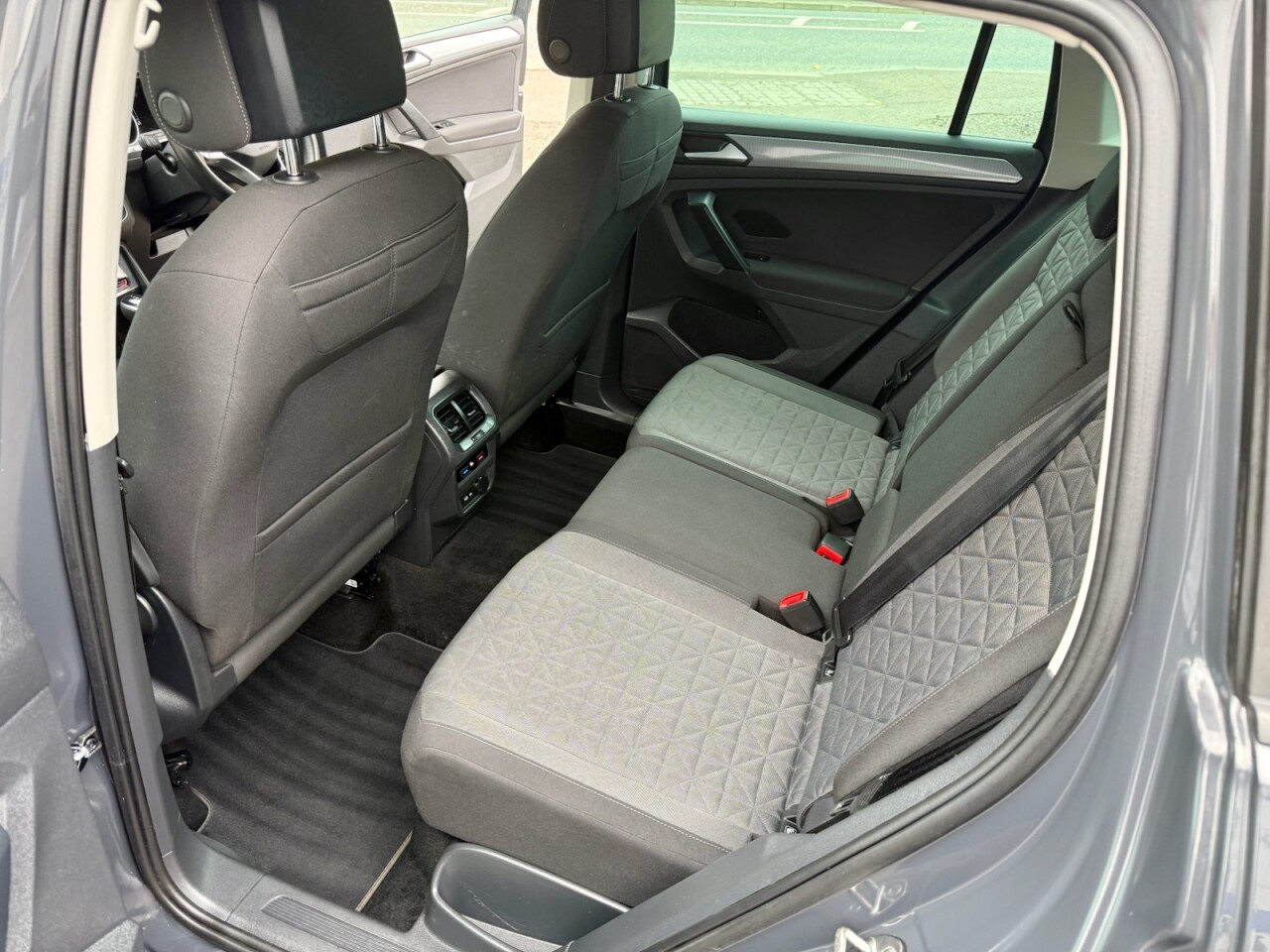 2021 VOLKSWAGEN TIGUAN 2.0 TDI Life SUV 5dr Diesel DSG Euro 6 (s/s) (150 ps) - vehicle photo 11 for sale on PureCar