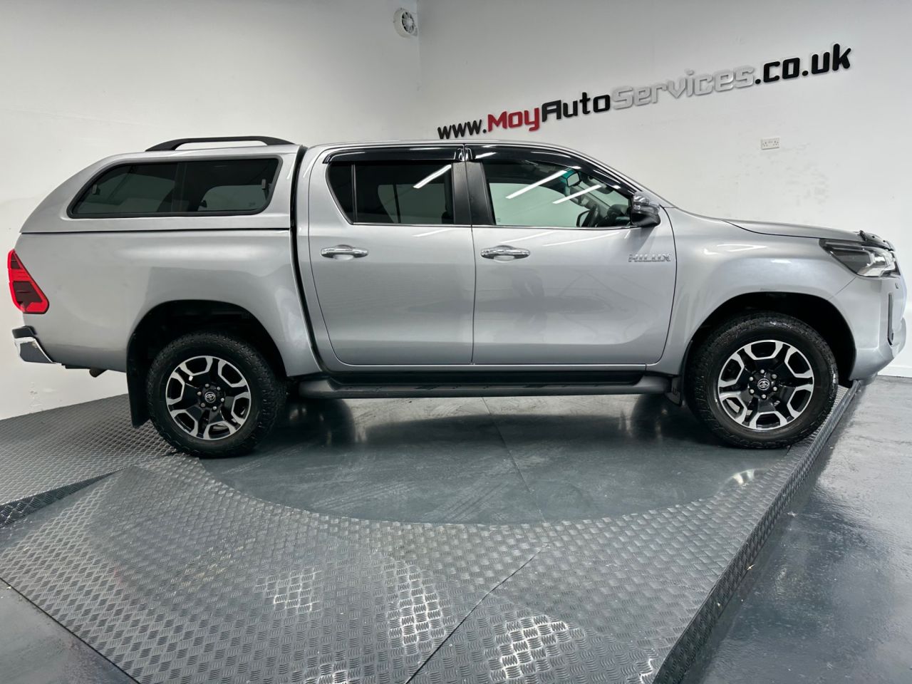 2022 TOYOTA HILUX 2.8 D-4D Invincible Pickup Double Cab 4dr Diesel Auto 4WD Euro 6 (s/s) (204 - vehicle photo 2 for sale on PureCar