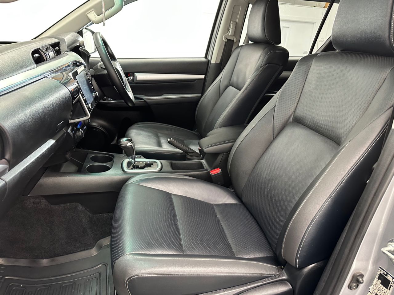 2022 TOYOTA HILUX 2.8 D-4D Invincible Pickup Double Cab 4dr Diesel Auto 4WD Euro 6 (s/s) (204 - vehicle photo 9 for sale on PureCar