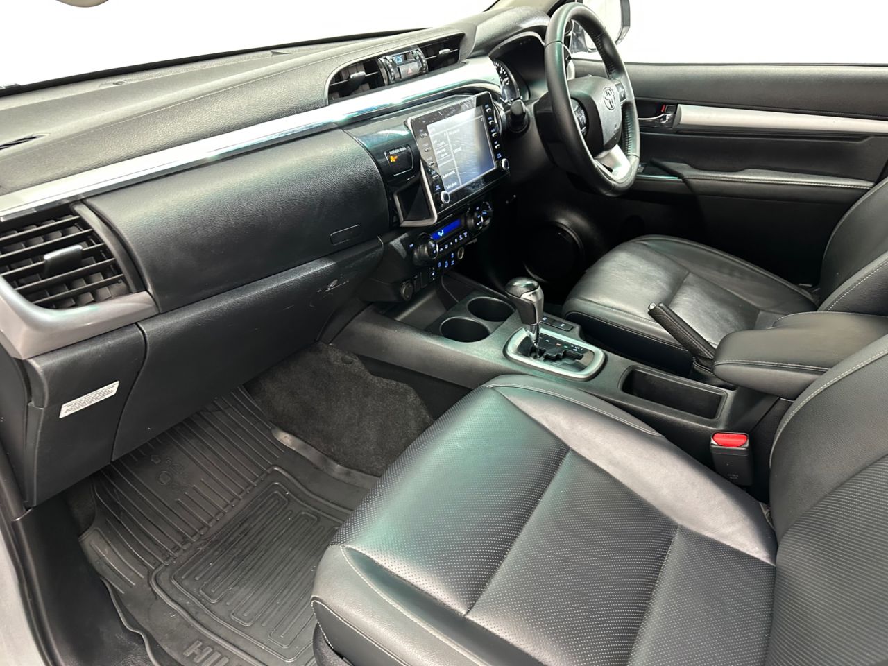 2022 TOYOTA HILUX 2.8 D-4D Invincible Pickup Double Cab 4dr Diesel Auto 4WD Euro 6 (s/s) (204 - vehicle photo 10 for sale on PureCar
