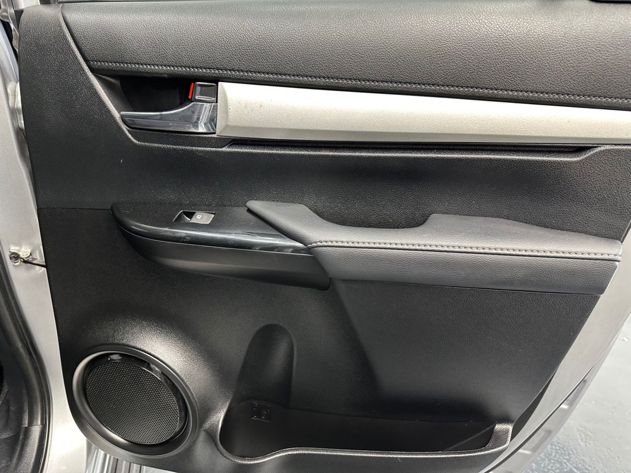 2022 TOYOTA HILUX 2.8 D-4D Invincible Pickup Double Cab 4dr Diesel Auto 4WD Euro 6 (s/s) (204 - vehicle photo 13 for sale on PureCar