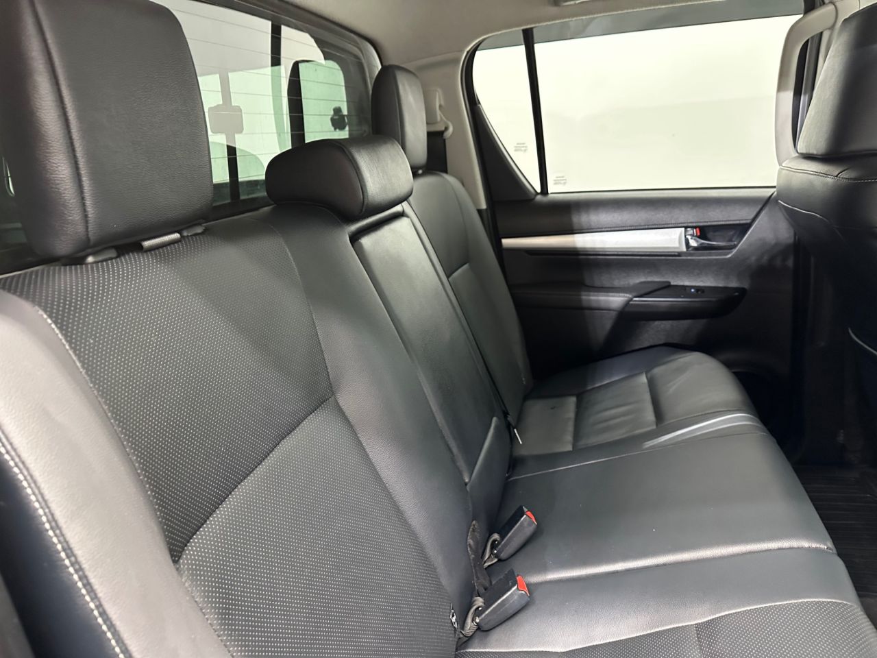 2022 TOYOTA HILUX 2.8 D-4D Invincible Pickup Double Cab 4dr Diesel Auto 4WD Euro 6 (s/s) (204 - vehicle photo 14 for sale on PureCar