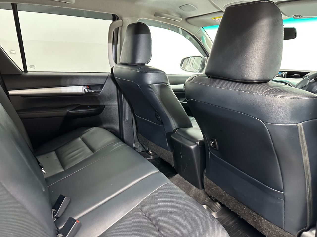 2022 TOYOTA HILUX 2.8 D-4D Invincible Pickup Double Cab 4dr Diesel Auto 4WD Euro 6 (s/s) (204 - vehicle photo 15 for sale on PureCar