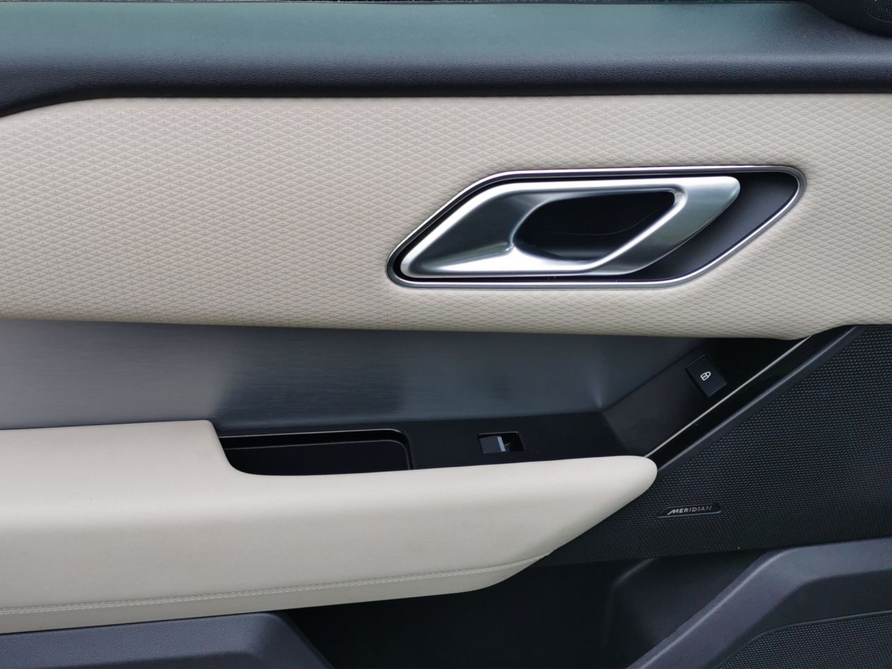 2023 LAND ROVER RANGE ROVER VELAR 2.0 D200 MHEV R-Dynamic SE SUV 5dr Diesel Auto 4WD Euro 6 (s/s) (204 ps) Lo - vehicle photo 17 for sale on PureCar