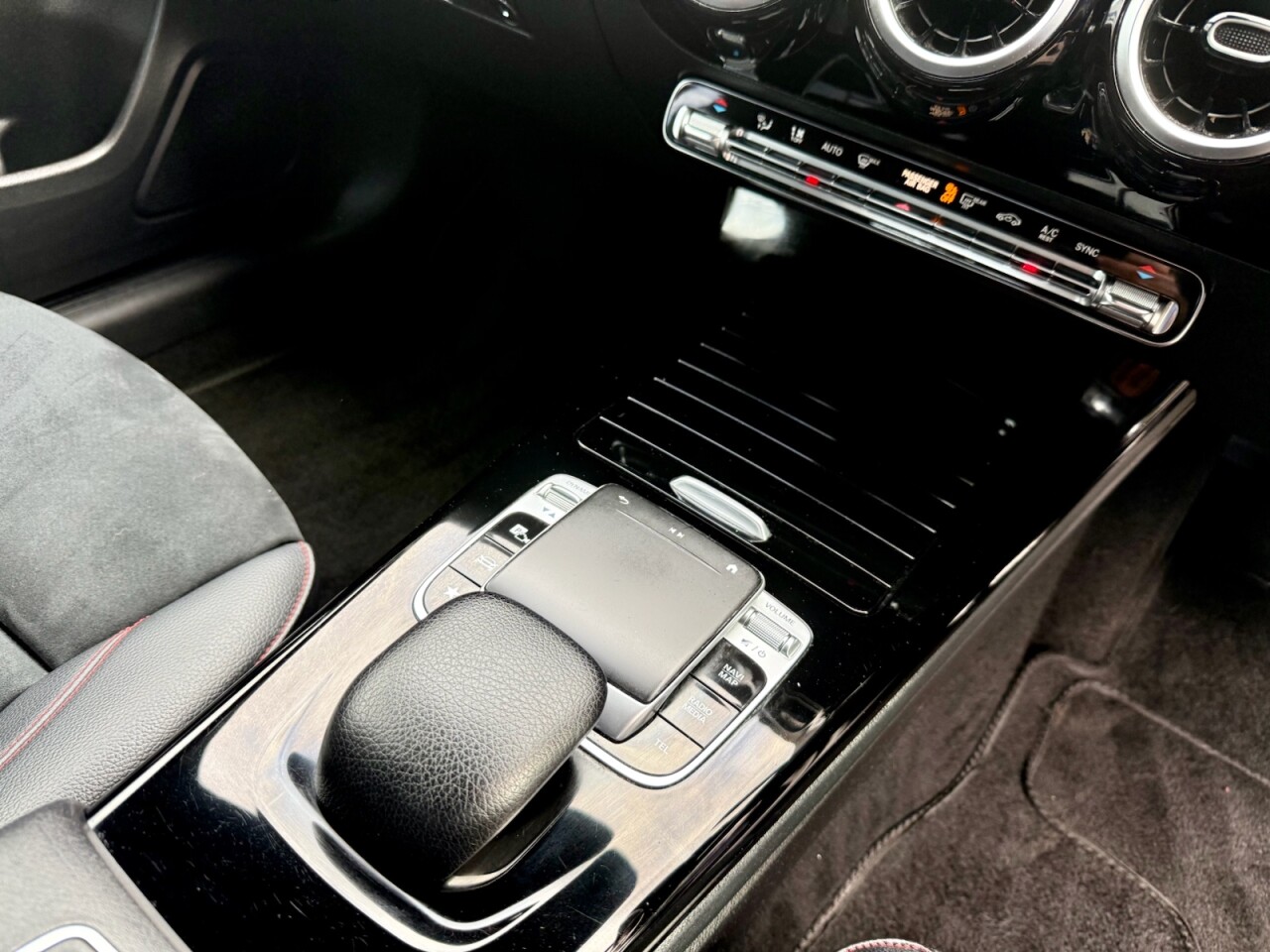 2019 MERCEDES A CLASS 1.5 A180d AMG Line (Executive) Hatchback 5dr Diesel 7G-DCT Euro 6 (s/s) (11 - vehicle photo 13 for sale on PureCar