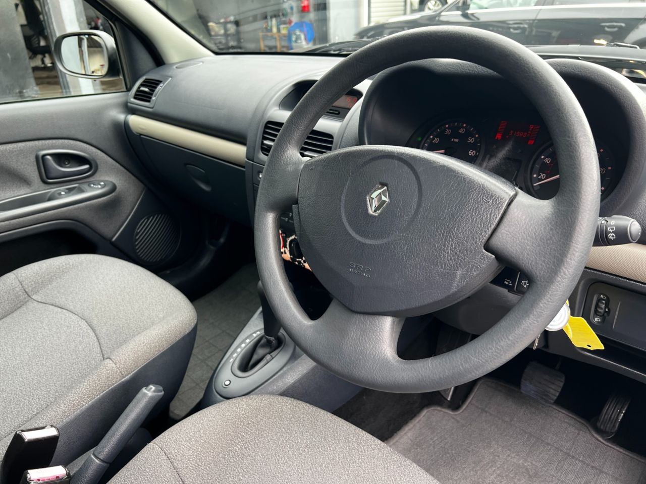 2005 RENAULT CLIO 1.4 16v Expression Hatchback 3dr Petrol Automatic (174 g/km, 98 bhp) - vehicle photo 8 for sale on PureCar